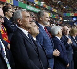 Su Majestad el Rey junto al resto de autoridades y personalidades en el palco